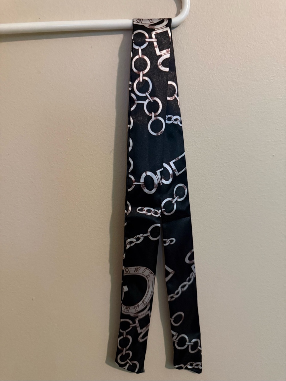 Twilly-Black & Silver Chain design